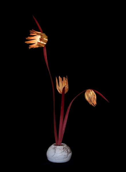 Fleur de bois with red blades, botanical sculptural lighting.
